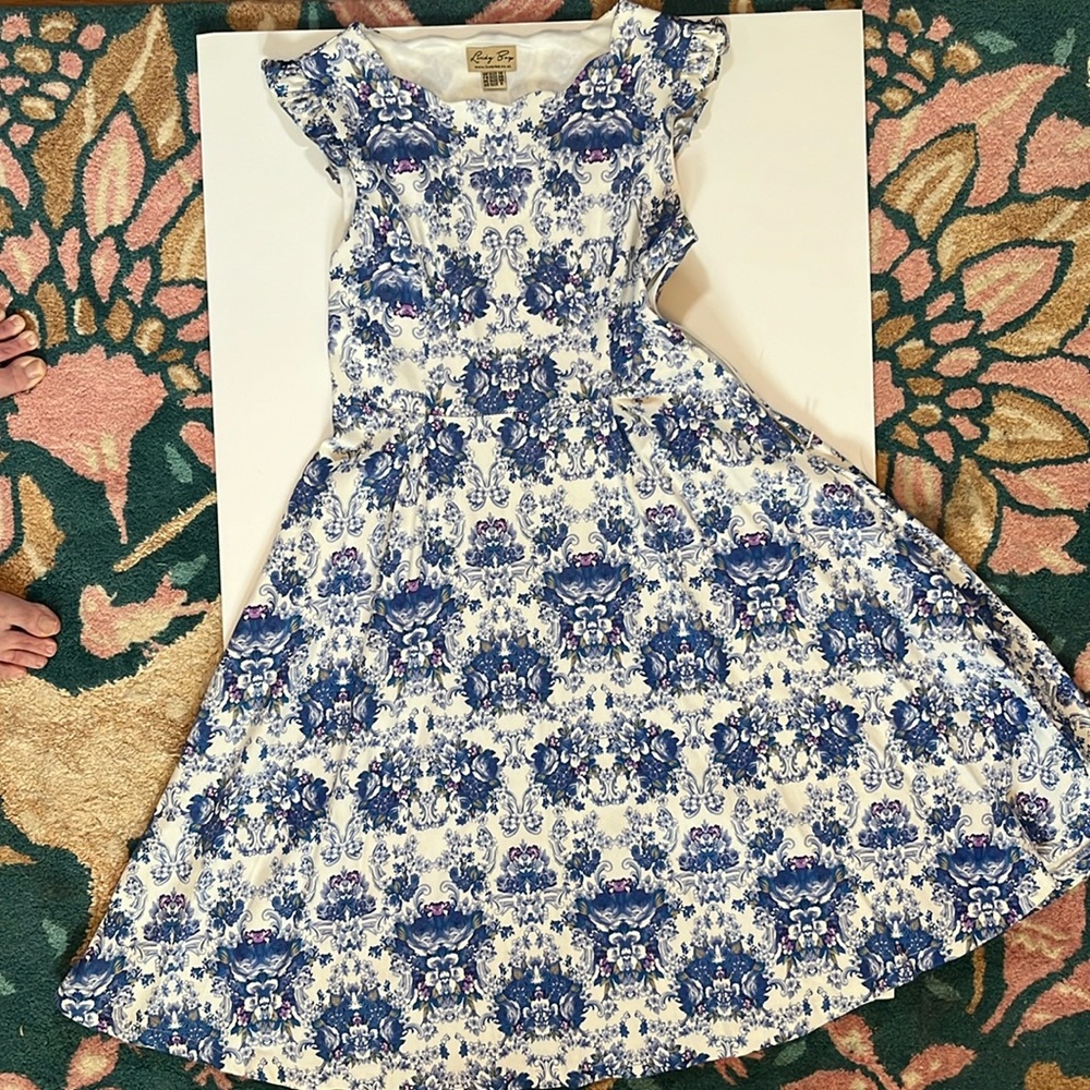 Beautiful floral scalloped edged neckline with ruffle cap, sleeves side, zipper